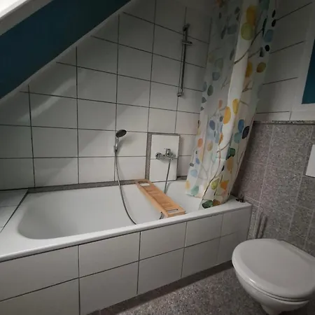 Apartment No 6 für Radtouristen und Geschäftsreisende mit eigenem Bad im Dachgeschoss *