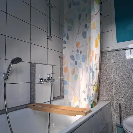 Apartment No 6 für Radtouristen und Geschäftsreisende mit eigenem Bad im Dachgeschoss *