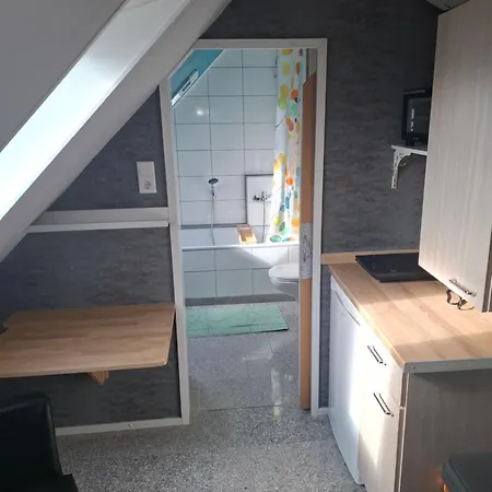 Apartment No 6 für Radtouristen und Geschäftsreisende mit eigenem Bad im Dachgeschoss *