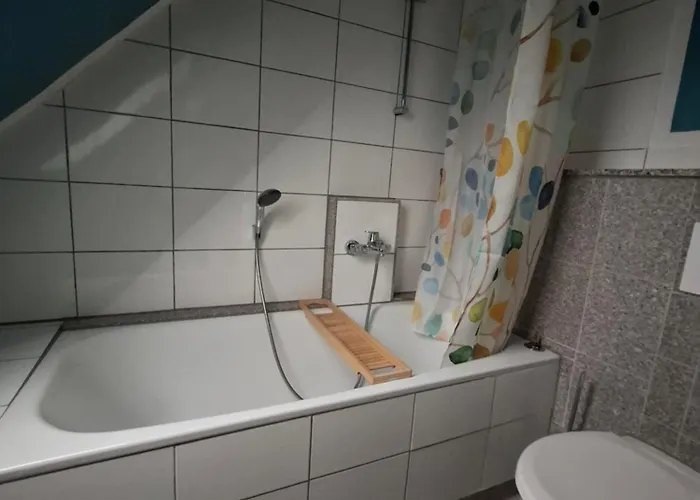 Apartment No 6 für Radtouristen und Geschäftsreisende mit eigenem Bad im Dachgeschoss *