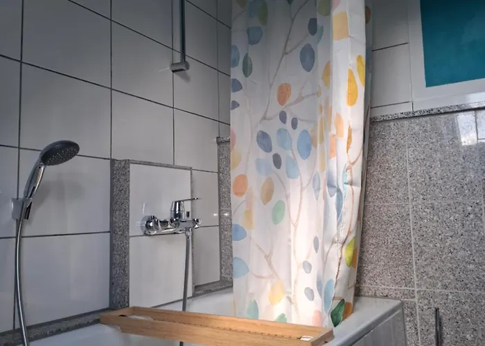 Apartment No 6 für Radtouristen und Geschäftsreisende mit eigenem Bad im Dachgeschoss *