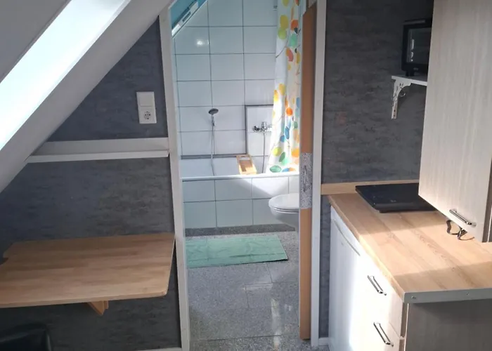 Apartment No 6 für Radtouristen und Geschäftsreisende mit eigenem Bad im Dachgeschoss *